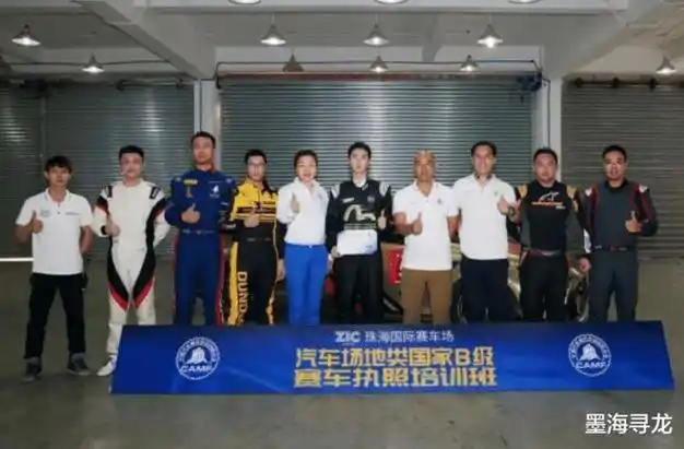 王一博驾驶赛车人设崩塌,冲出赛道遭嘲讽,骑摩托车助理打伞跟随|大陆