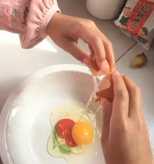 不太会,还有点害怕,鸡蛋被我捏破了.