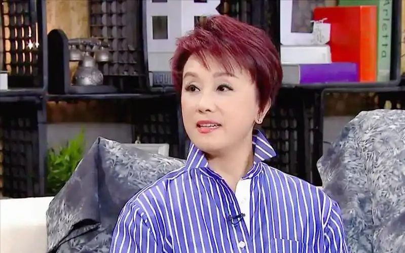 舞台上熠熠发光的她,生活中不乏孤寂,这样的人生,您觉得怎么样呢?