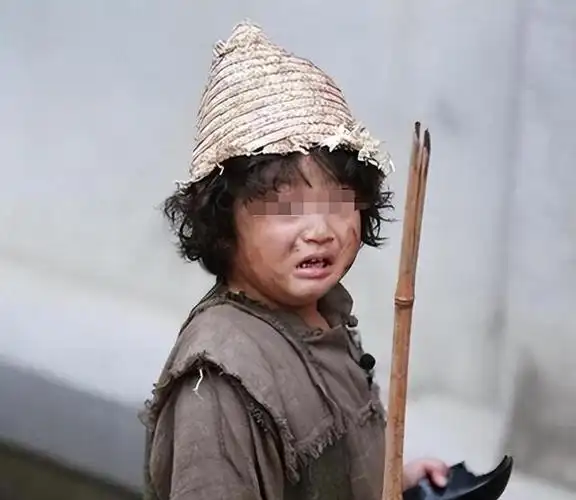 几年前,街头巷尾总是充斥着可怜的乞丐.他们穿着破烂不堪的衣服