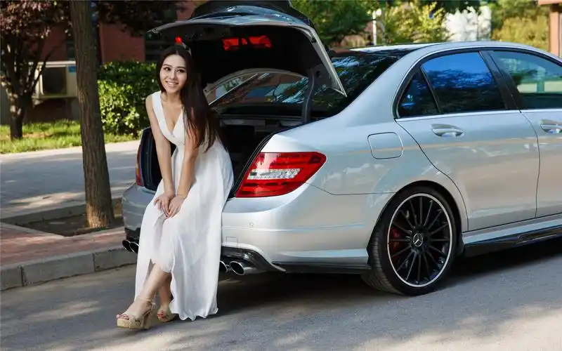 毕业季女神amg跑车高清电脑桌面壁纸高清大图预览1600x1200_美女壁纸