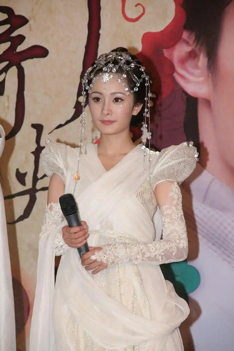 22岁的杨幂,五官精致,满满胶原蛋白,挡不住的水灵与青春.