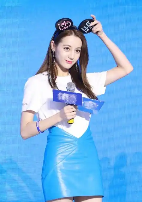 迪丽热巴白t配皮质小短裙修长美腿谁不爱