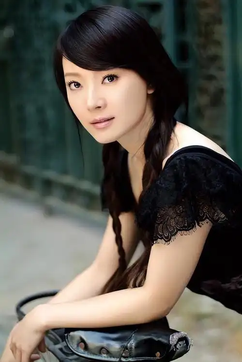 唱红唇的女歌手安静资料 美女演员安静个人资料 - 歌词译