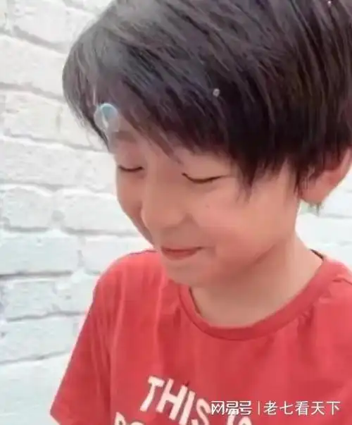 张柏芝罕见晒儿子帅照, 二儿子颜值超高, 像极了父亲谢霆锋|谢振轩|小