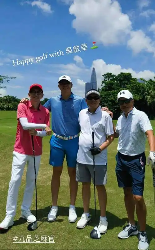 曾华倩24岁儿子与吴启华打球,合照抢镜全场,近两米身高