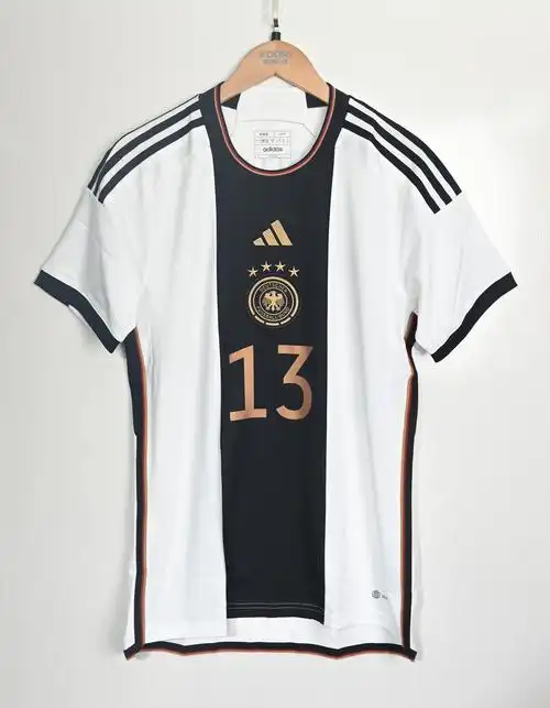 2022年新款德国队主场球衣将阿迪达斯品牌标识和队徽置于胸前正中央