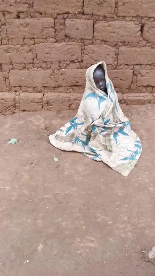 可怜的非洲小孩,披着床单,没穿衣服鞋子