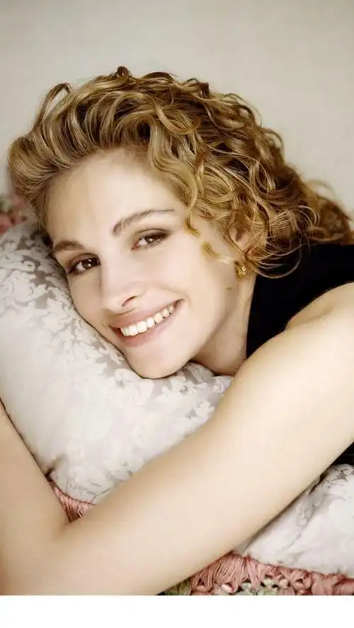 大嘴影后朱莉娅·罗伯茨以她招牌微笑闻名好莱坞.