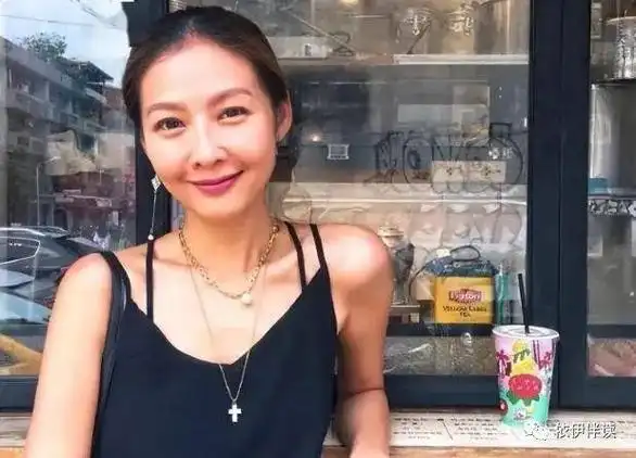 何润东与素人老婆分居16年,如今他生活不能自理,才来横店团聚?