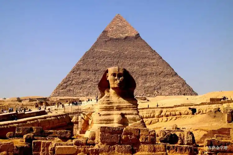 哈夫拉大金字塔,正前方是"狮身人面像"石雕.