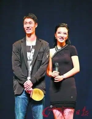 王励勤现身颁奖现场,而王励勤的女友,美女主播刘彦池更是担任主持人向