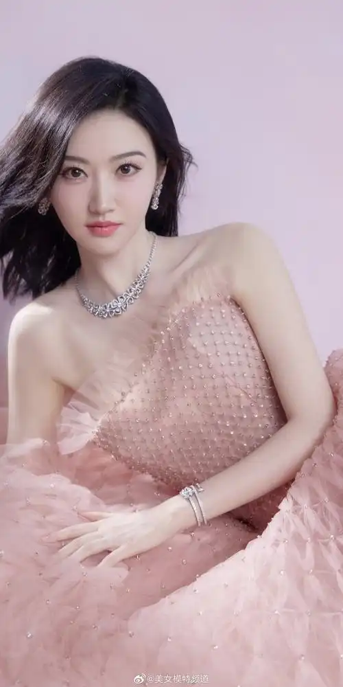 景甜粉色抹胸裙眸间低语清雅浪漫