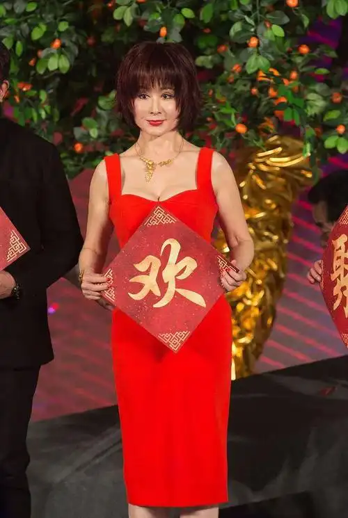 潘迎紫虽然都70多岁了,心态还是很年轻,穿黄裙子好年轻