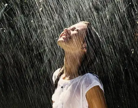 梦见在雨中淋雨