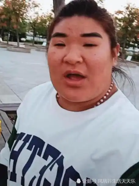 视频中是一个非常老的大妈,皮肤粗糙,而且长得也非常的胖,皮肤上面有