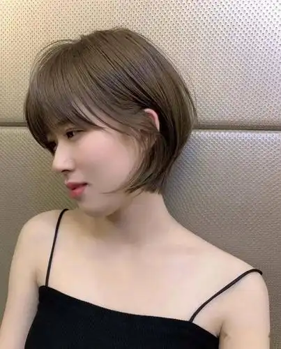 2020流行撇耳超短发