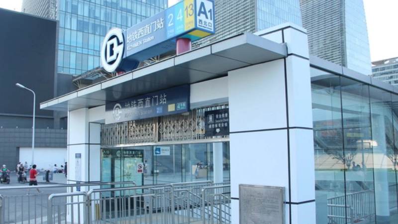 北京地铁西直门站74级换乘台阶走着太累,乘客盼下行扶梯常开