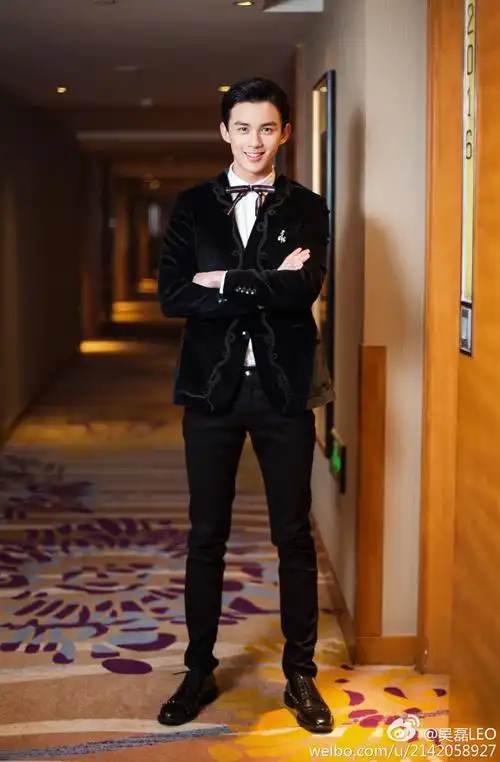 180身高穿出2米的气场,网友:长腿欧巴!