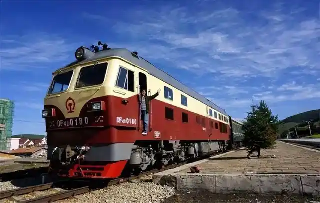 火车是一种常见的交通工具,它能够在铁轨上高速行驶,载送大量的货物和