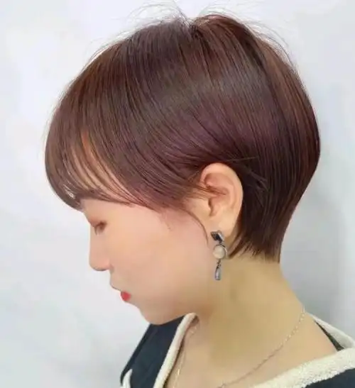 元气满满的微卷短发,个人觉得很好看,蓬松的头发不仅起到修饰额头和