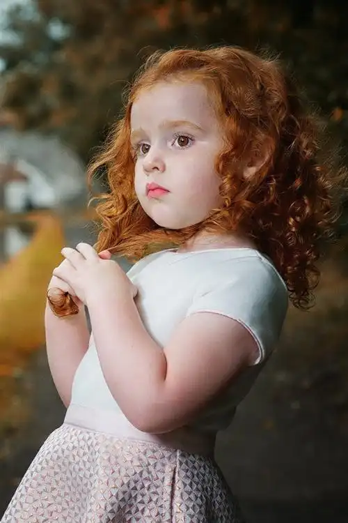 可爱的小女孩,卷发,河边 4k