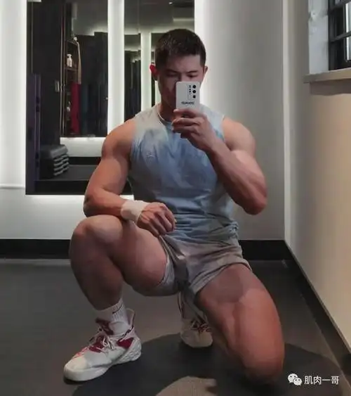 他是深圳当红健身教练大鼻子肌肉太撩了