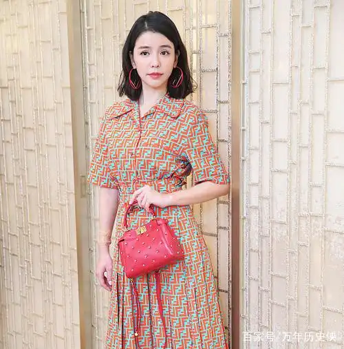 柯震东前女友李毓芬演绎摩登女郎,淑女气质与干练御姐秒切换