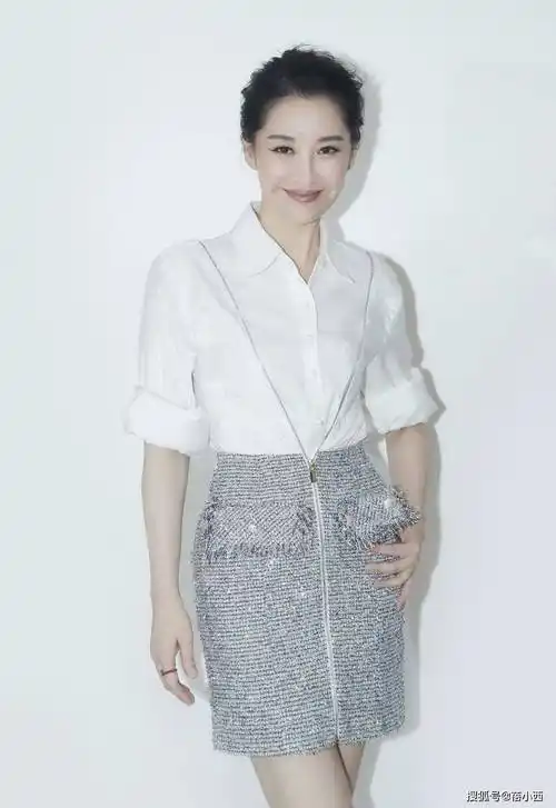 许晴52岁了还是那么任性,穿长款衬衫配牛仔裤,像20几岁的小姑娘