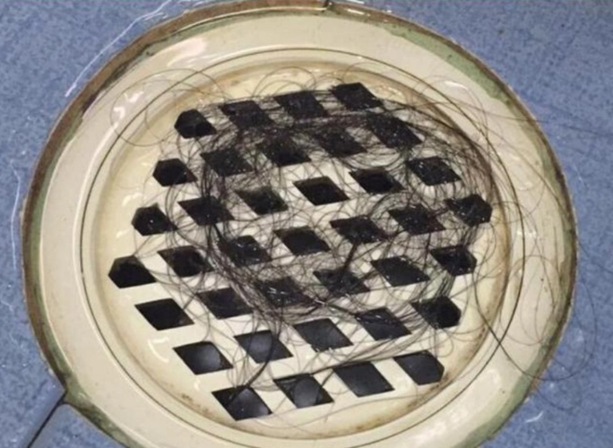 地上头发难清理?一个塑料袋就搞定,不要傻傻用扫把扫啦!