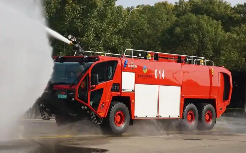 豪士科机场消防车水炮打水展示