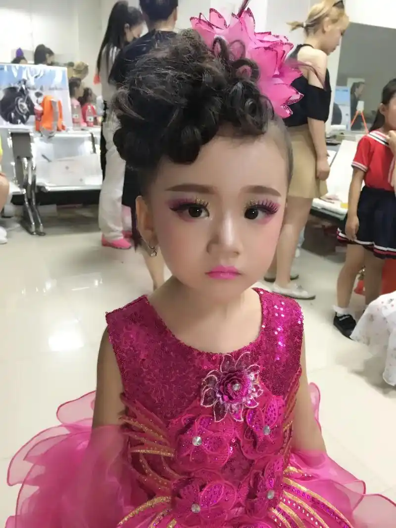 又到了一年一度的暑假儿童表演活动时刻.