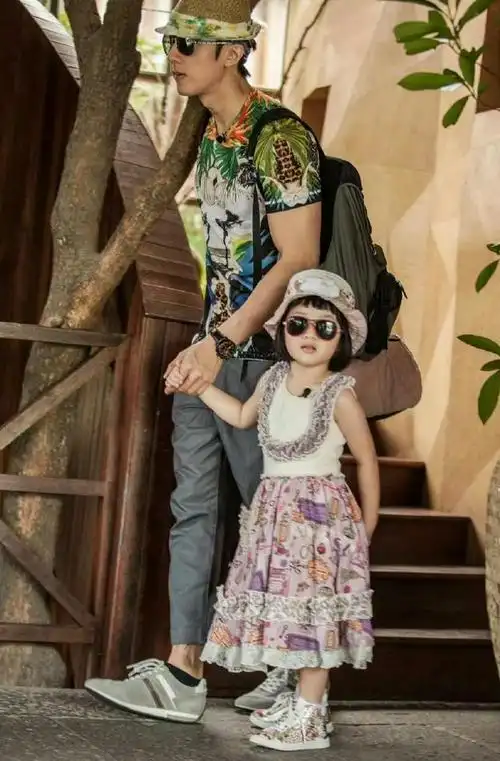 6月12日晚,一段吴尊长女neinei(吴欣怡)与同窗共舞的精彩瞬间在网上