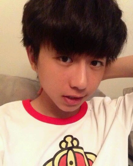 《偶像练习生》蔡徐坤早年青涩海选照片曝光 撩起刘海的他长这样