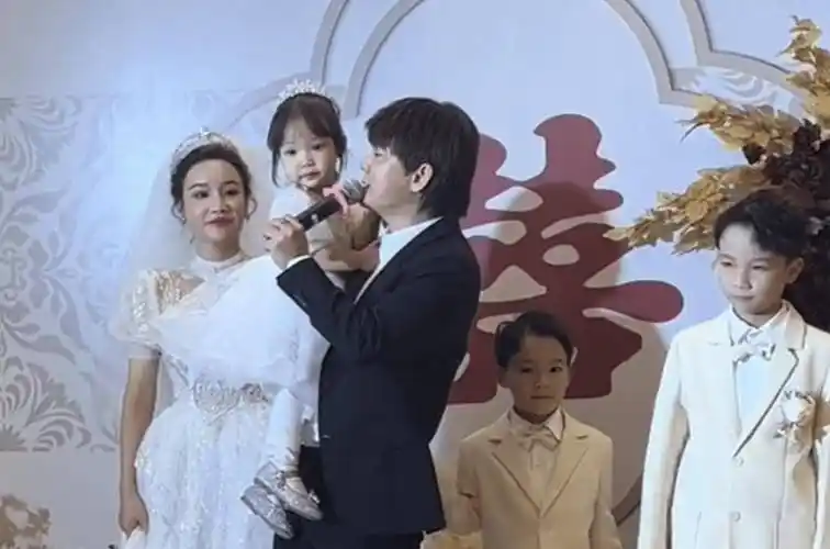 38岁歌手六哲返回老家补办婚礼!