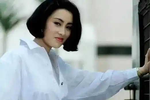 原创张敏在娱乐圈为何没人敢惹她的背后到底谁在支撑