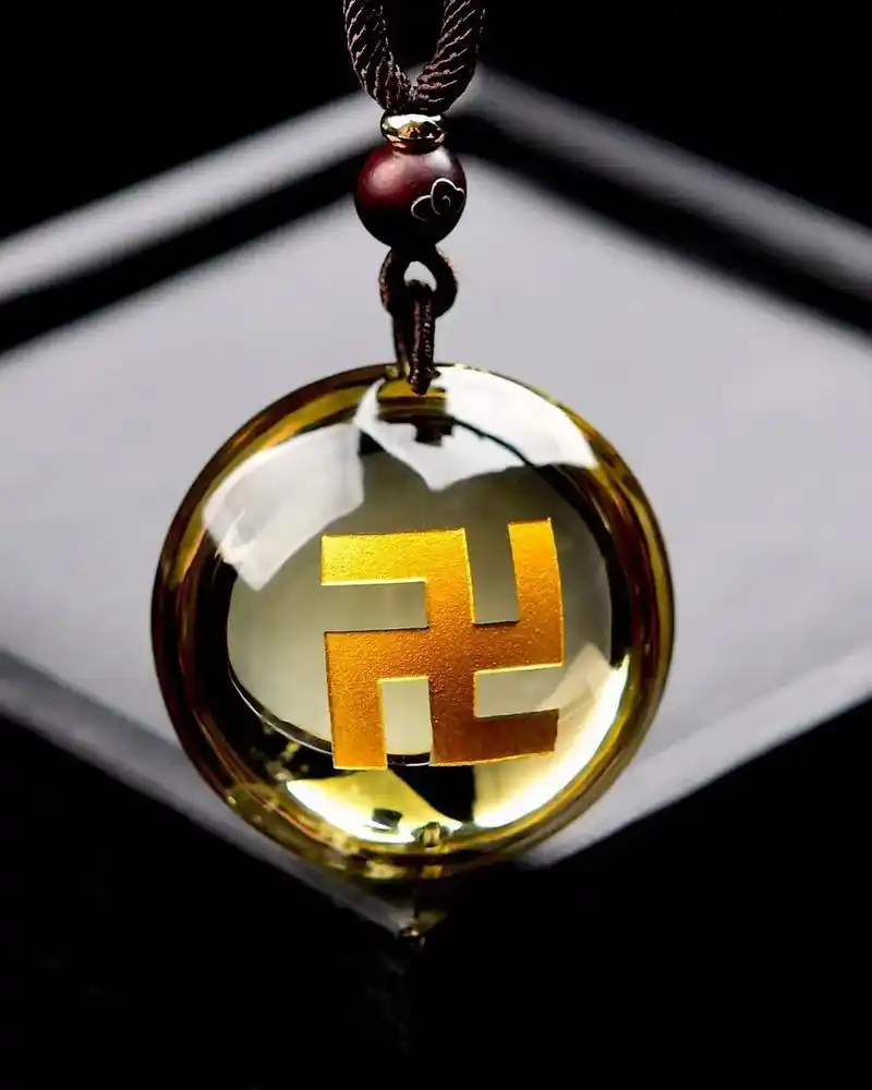 纯天然黄水晶 卍 万字符吊坠,造型饱满,颜色漂亮. 卍 是佛 - 抖音