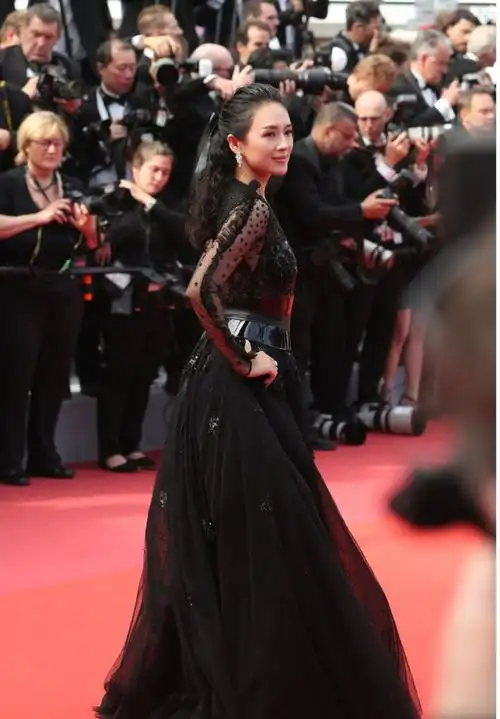 章子怡穿绿色西装配阔腿裤出席活动长卷发有气质气场媲美超模