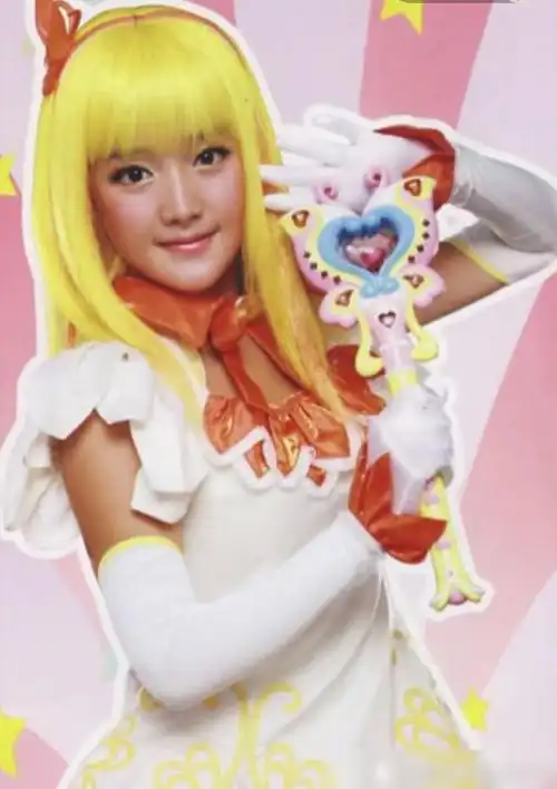 还记得巴啦啦小魔仙的小蓝姐姐吗如今当导演美成了女王