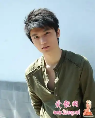 简单清爽的短发型,很好的修饰了脸型轮廓,让人感觉很阳光很精神