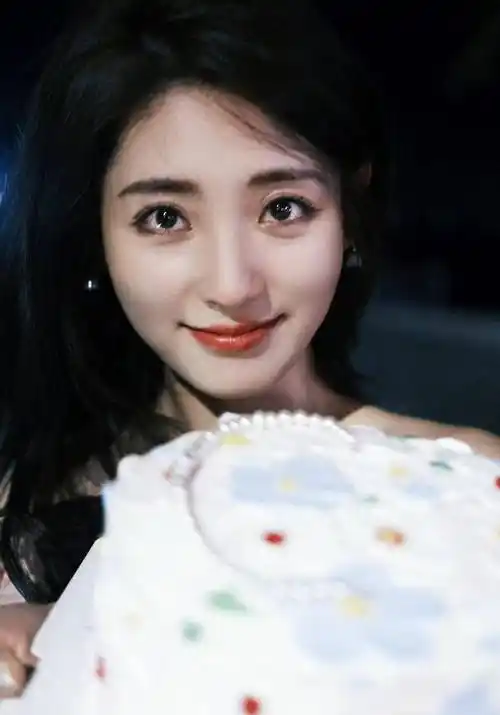 邢菲海滩烛火生日大片_蛋糕_少女_模样