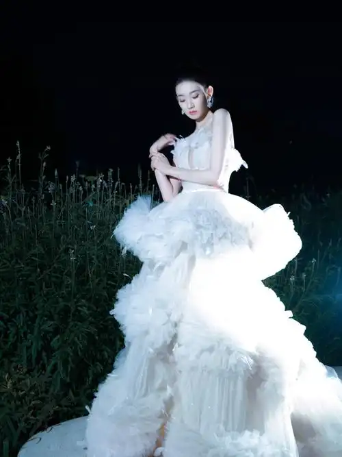 张艺凡白色抹胸蛋糕纱裙