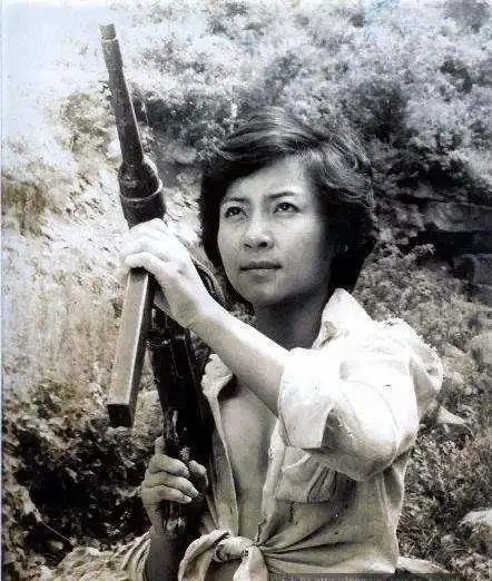 中越战争中士兵击毙一位越南女兵,验尸体后痛哭,网友:不要紧的