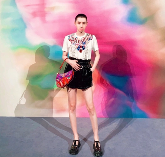 这个男人就是范冰冰的造型师闵锐,高挑纤细的好身材是第一印象,一双