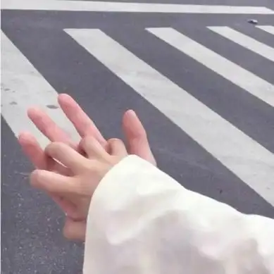 情侣头像双手合十高清深情的情侣双手紧扣图片头像