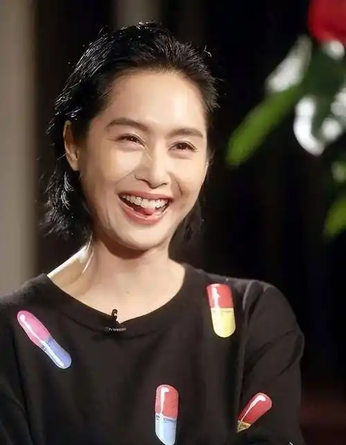 52岁朱茵近况:住深山残屋,开97年破车,早已活成自己想要的样子