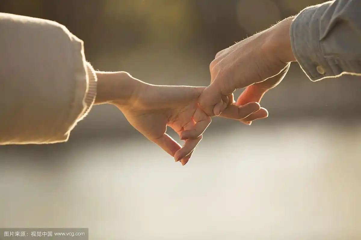 手牵手的情侣