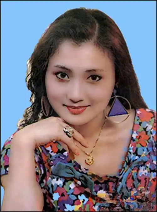 最美贵妃林芳兵57岁留"女神头",瘦身后穿衣简单却时髦逆龄变美