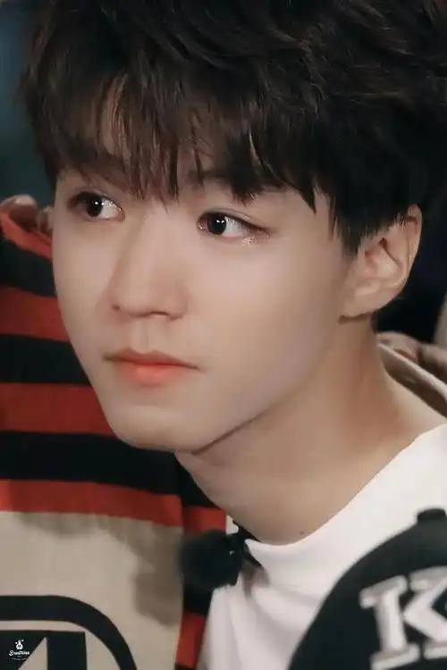 tfboys分享201107王俊凯的绝美下颚线合集图帅气与可爱并存的小俊绝了