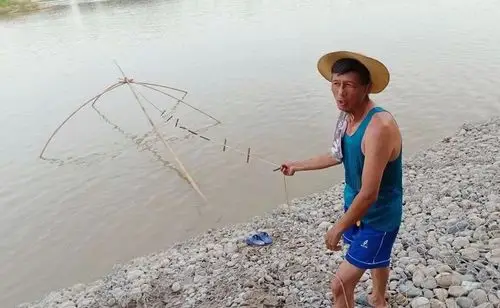夏天涨水是搬罾捕鱼的好时候,耗子哥小时候经常看见嘉陵江边搬罾捕鱼